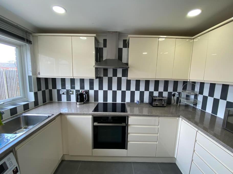 Three Bedrooms House In ווינדזור מראה חיצוני תמונה