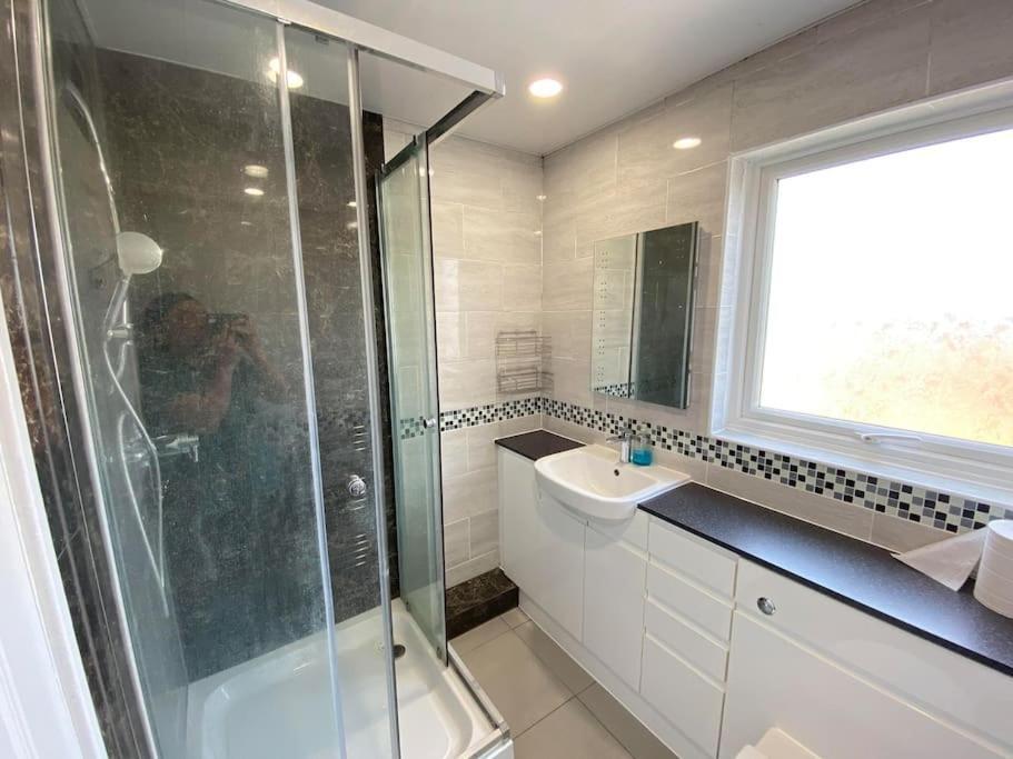 Three Bedrooms House In ווינדזור מראה חיצוני תמונה
