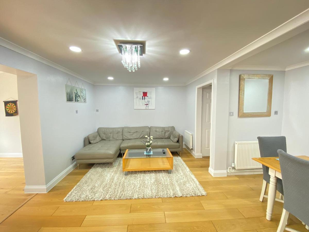 Three Bedrooms House In ווינדזור מראה חיצוני תמונה